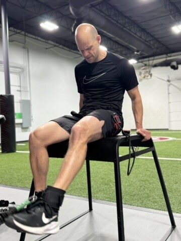 Patient working with a provider at a performance physical therapy clinic in Dallas, TX during a one-on-one rehabilitation session